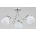 Lampa sufitowa 3 punktowa ze szklanymi białymi kloszami, elementy metalowe lampy wykończone w chromie.