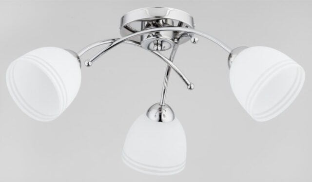 Lampa sufitowa 3 punktowa ze szklanymi białymi kloszami, elementy metalowe lampy wykończone w chromie.