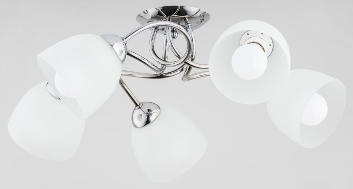 Lampa sufitowa 5 punktowa ze szklanymi kloszami, elementy metalowe w chromie.