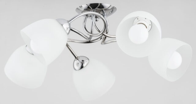 Lampa sufitowa 5 punktowa ze szklanymi kloszami, elementy metalowe w chromie.