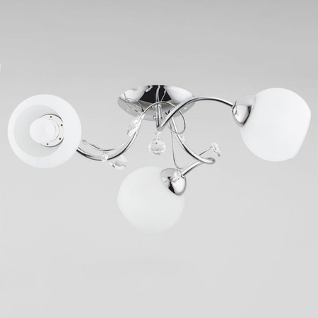 Lampa sufitowa 3 punktowa z kloszami z białego szkła, elementy metalowe w chromie. Lampa ozdobiona jest kryształkami.