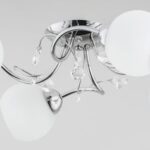 Lampa sufitowa 4 punktowa z kloszami z białego szkła, elementy metalowe w chromie. Lampa ozdobiona jest kryształkami.