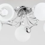 Lampa sufitowa 5 punktowa z kloszami z białego szkła, elementy metalowe w chromie. Lampa ozdobiona jest kryształkami.