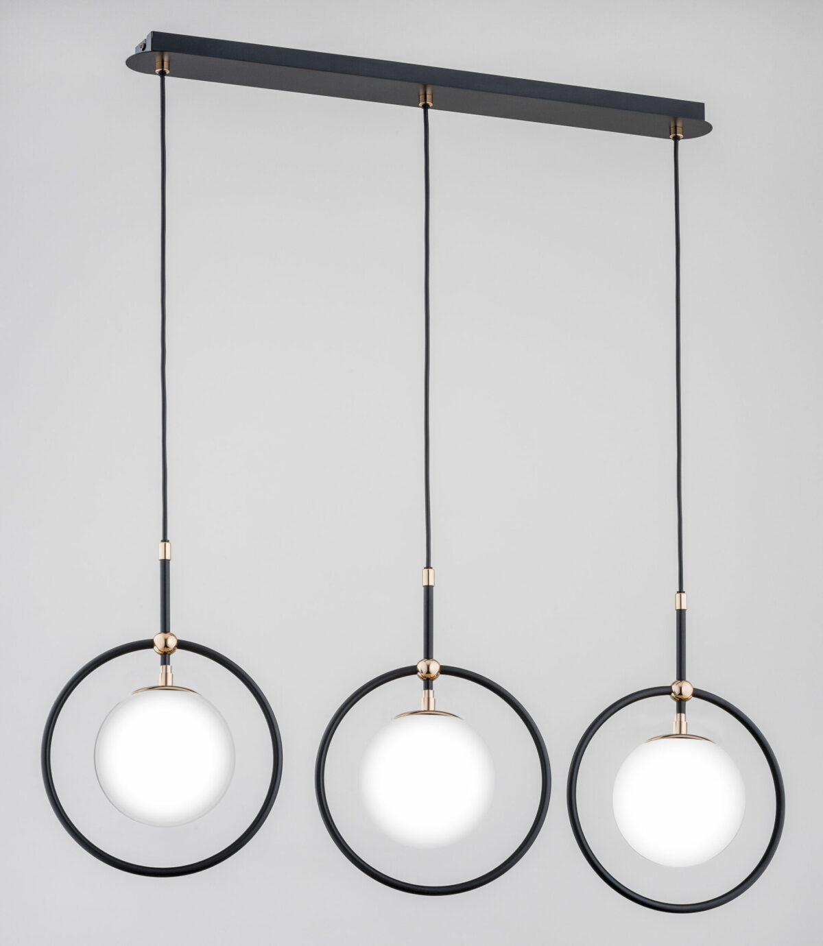 Lampa wisząca 3 punktowa ze szklanymi kloszami, elementy metalowe lampy w kolorze czarnym ze złotymi dodatkami.