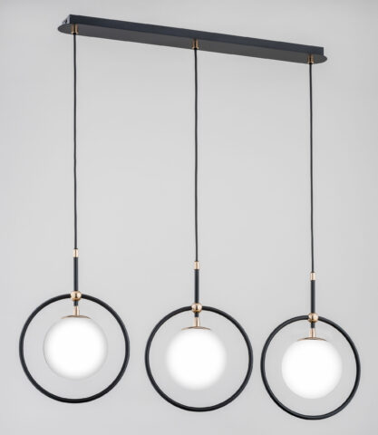 Lampa wisząca 3 punktowa ze szklanymi kloszami, elementy metalowe lampy w kolorze czarnym ze złotymi dodatkami.