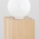 Lampa stołowa 1 punktowa, wykonana z drewna w kolorze naturalnym.